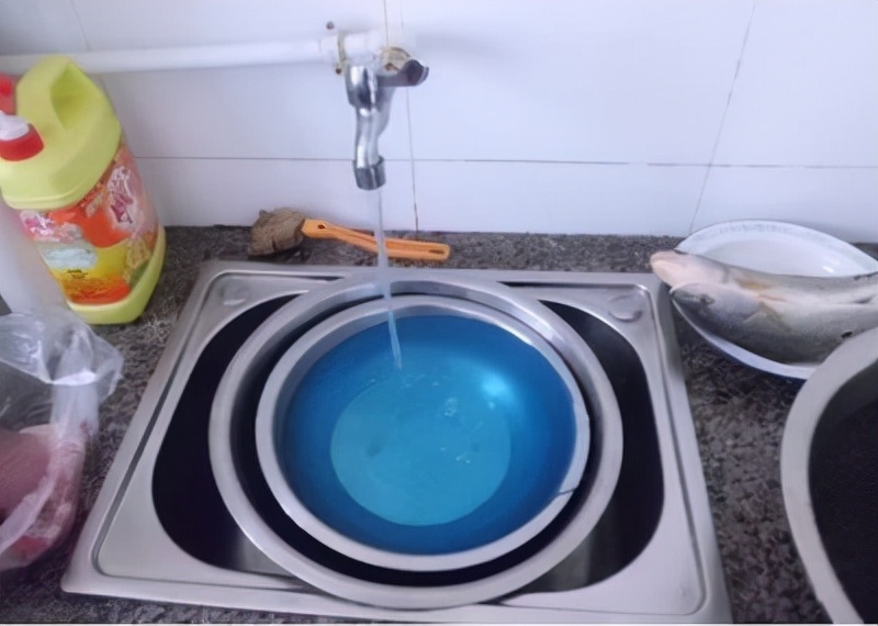 蓝色洁厕剂会导致“倒流”,还会危害健康?这些传言都是真的吗?休闲区蓝鸢梦想 - Www.slyday.coM 蓝色洁厕剂会导致“倒流”,还会危害健康?这些传言都是真的吗?休闲区蓝鸢梦想 - Www.slyday.coM