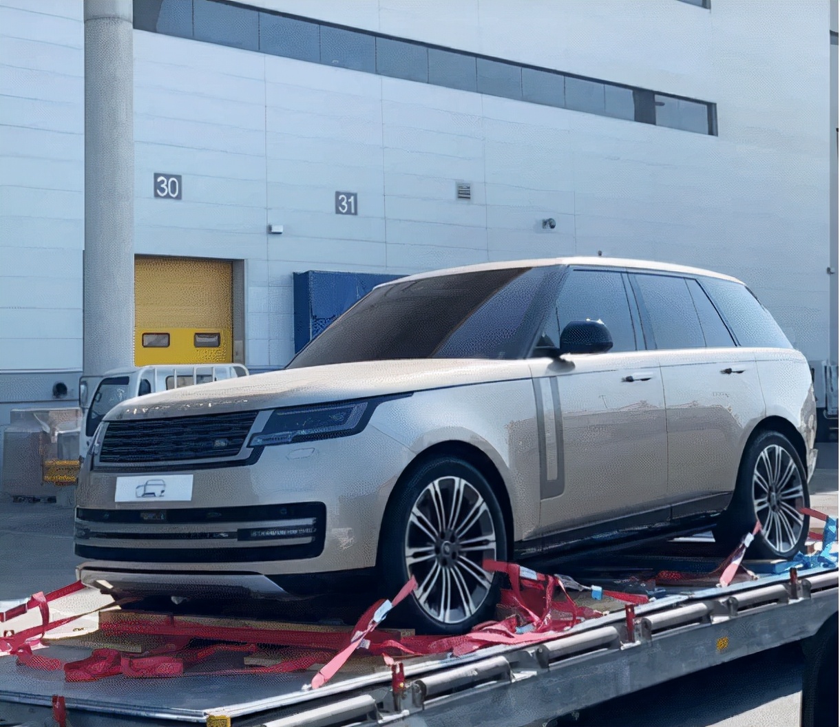 路虎全新揽胜实车街拍这个全新的设计你觉得如何