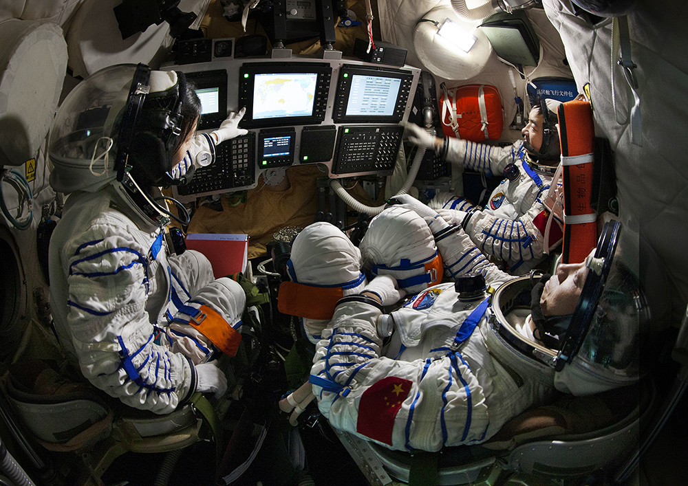 图集王亚平迈出中国女性舱外太空行走第一步