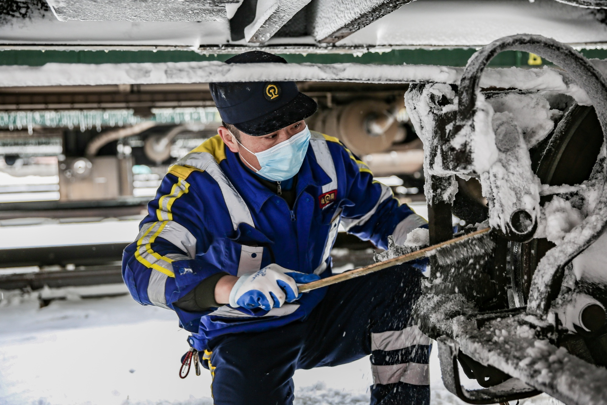 工作人员正在清理列车上的冰碴.哈尔滨铁路局 供图