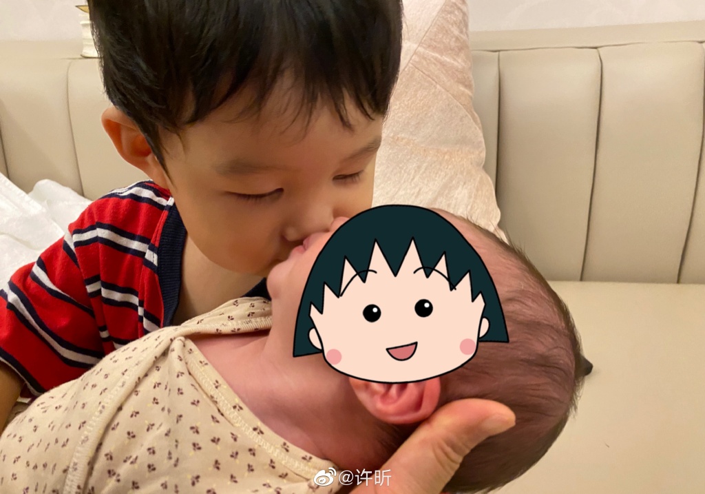 许昕晒儿女合照哥哥闭眼亲吻妹妹脸颊温馨有爱