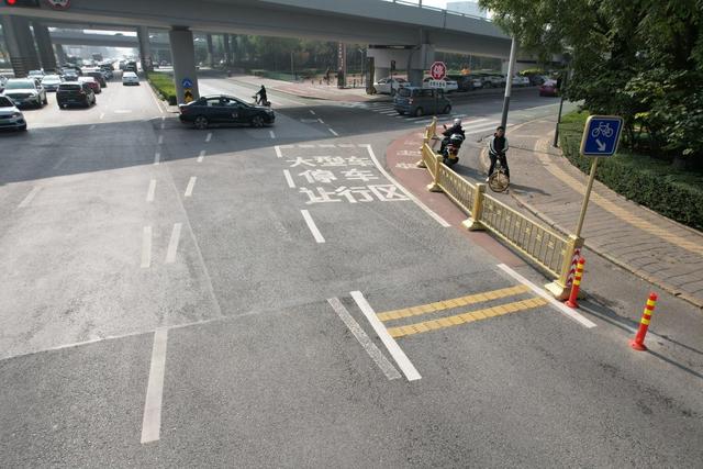 西安试点实施大型车"右转必停"通行新规大型车辆转弯停车让行请"四步