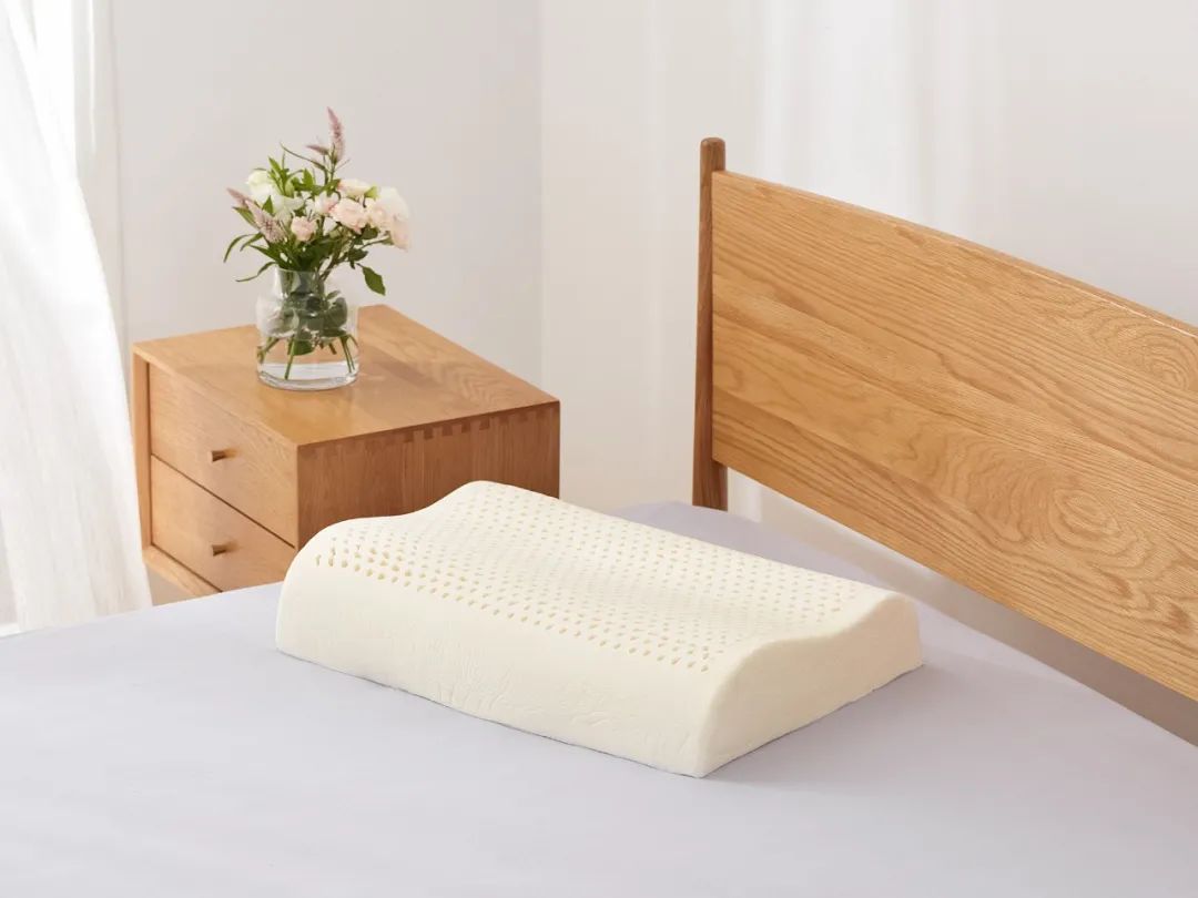 这种样式的枕头,脖子枕的地方靠近边缘,填料很少,对颈部的支撑不够.