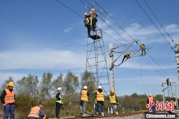 引江济淮宁西铁路下行便线改建工程II级要点施工现场。张世伟 摄