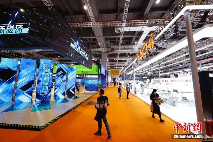 资料图：11月5日，第四届中国国际进口博览会在国家会展中心(上海)举行，参观者在技术装备展区参观。 中新社记者 盛佳鹏 摄