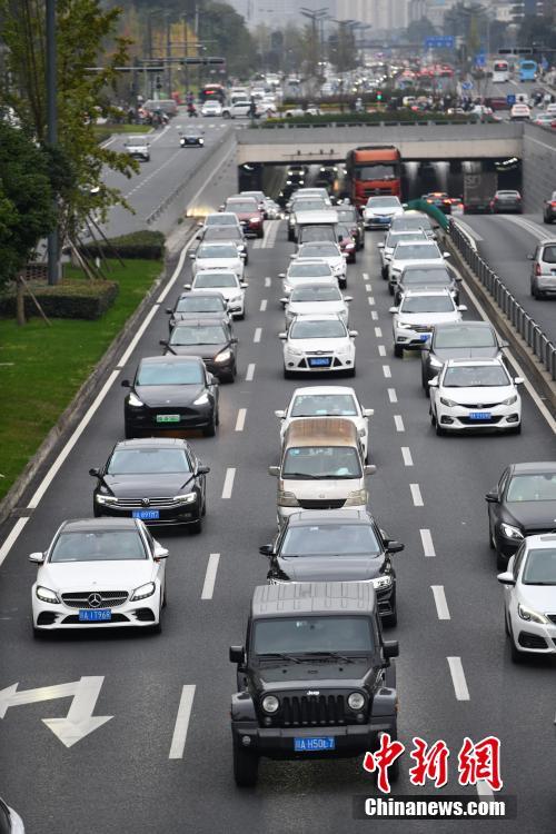 成都市剑南大道,入城方向车辆缓慢通行. 张浪 摄