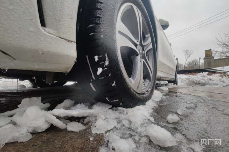 冻雨过后哈尔滨道路结冰城市交通压力增大