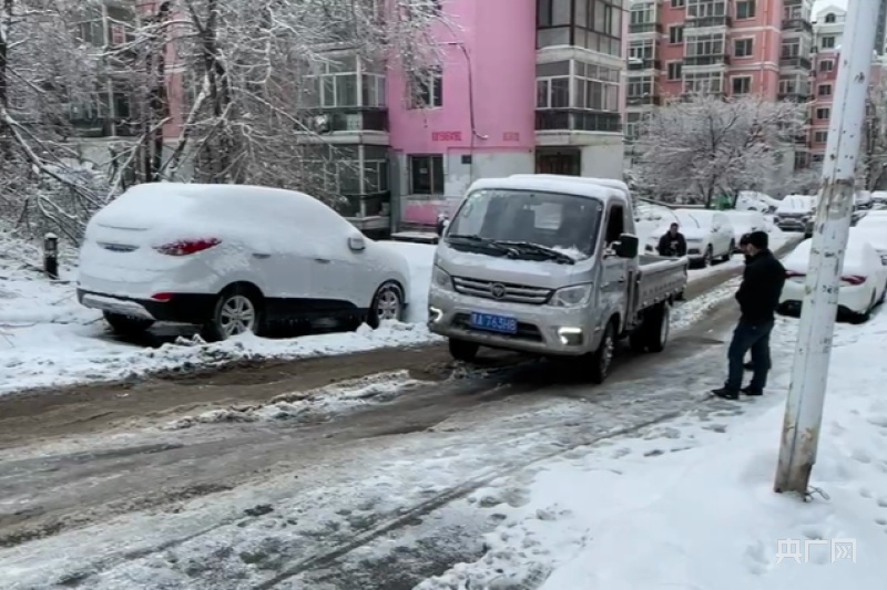 冻雨过后哈尔滨道路结冰城市交通压力增大