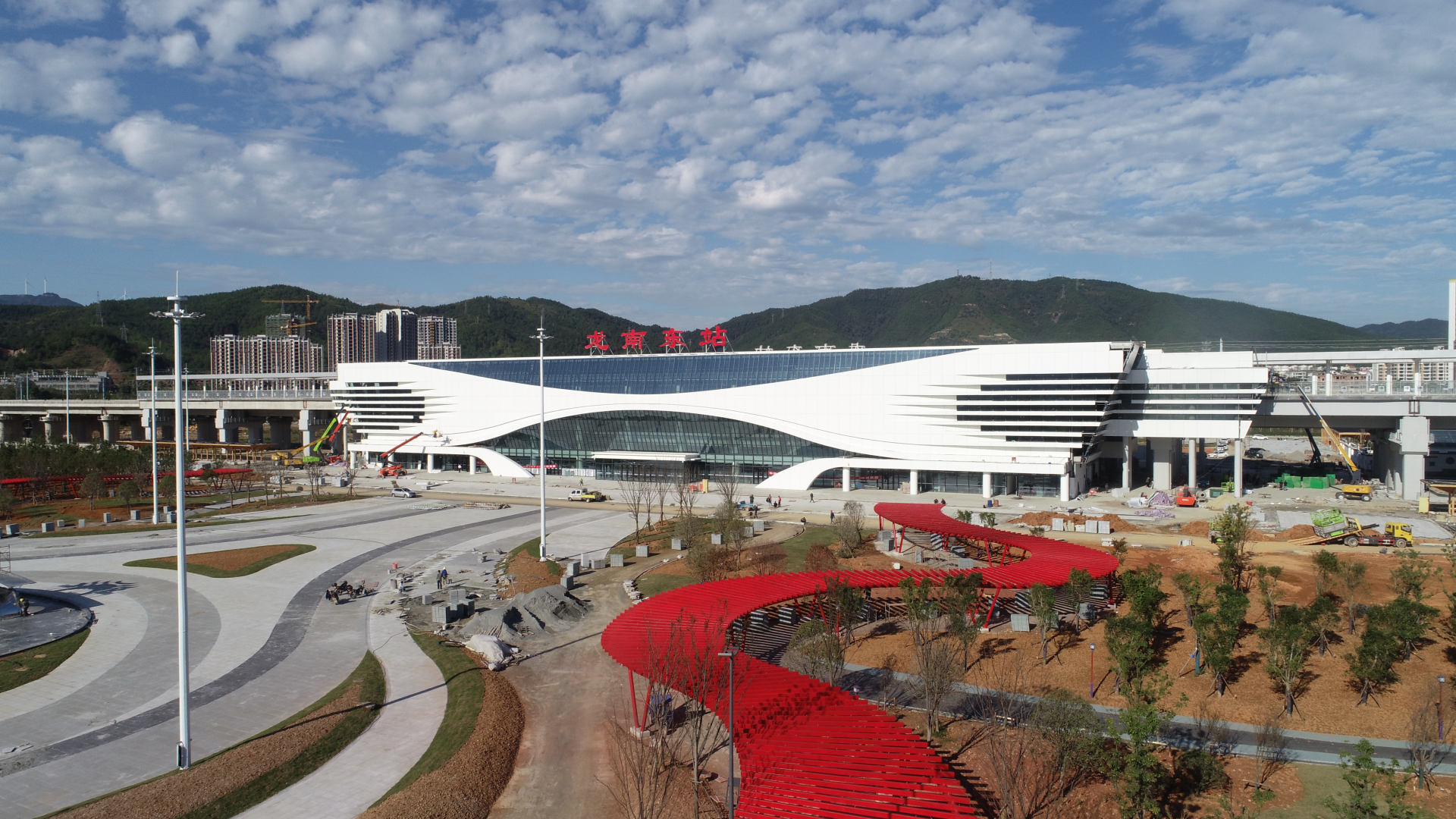 头顶飞车脚踏溶洞江西龙南东站很特别