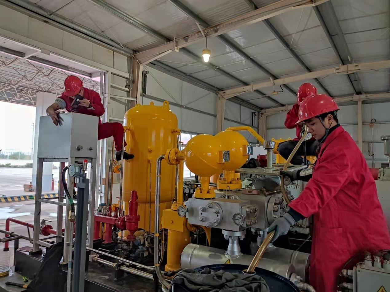 南宁中石油昆仑燃气技术人员进行设备维护保养(央广网发 黄祖文摄)