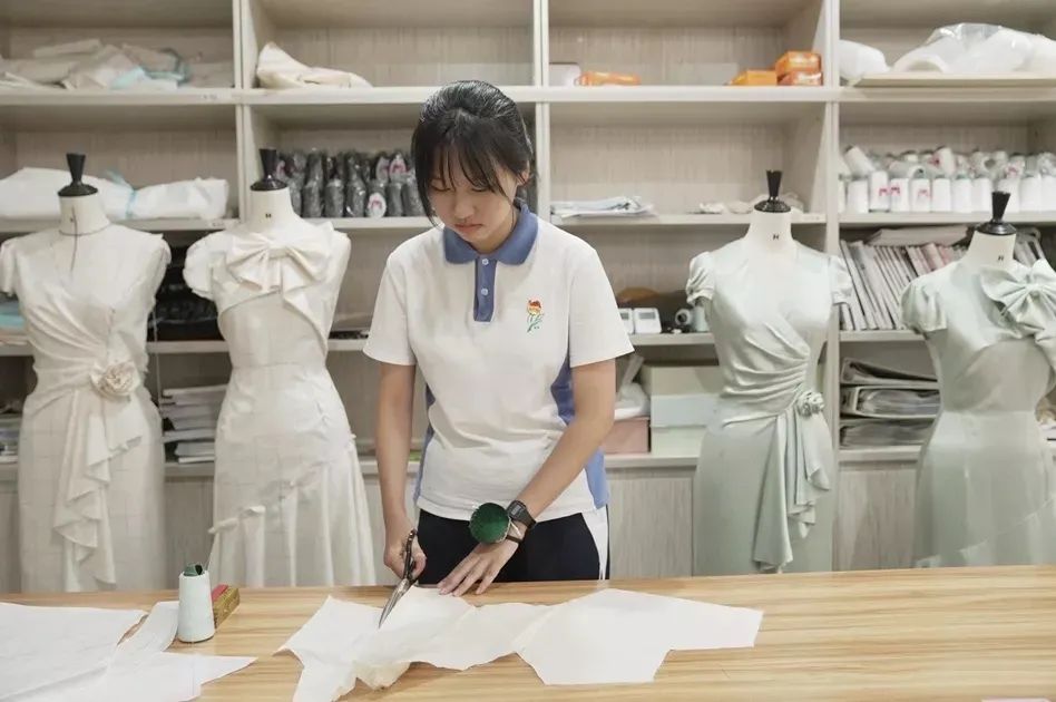 打工新鲜事|“00后”剪刀手,凭一件衣服拿下国赛大奖!_手机新浪网