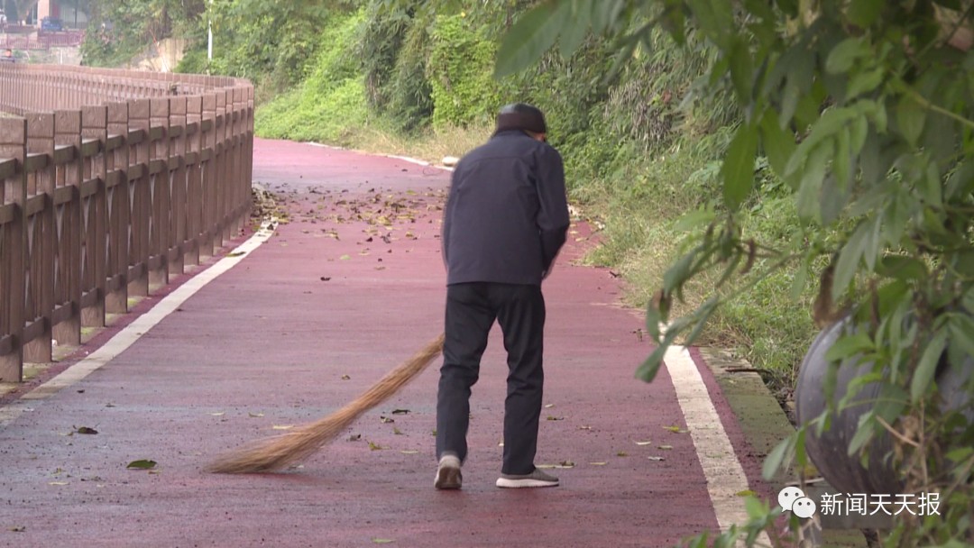 四川乐山九旬老人在这里义务扫地,扫出好身体好风气