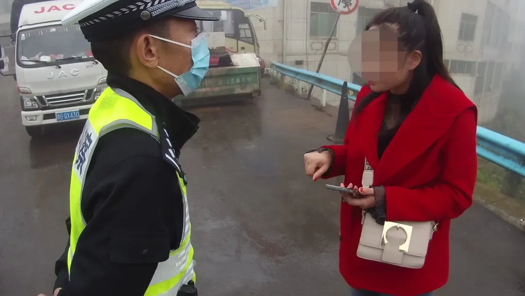 嘚瑟？贵州一司机高速上“飙车”，同车女子拍视频发网上，网友：自己锤自己休闲区蓝鸢梦想 - Www.slyday.coM