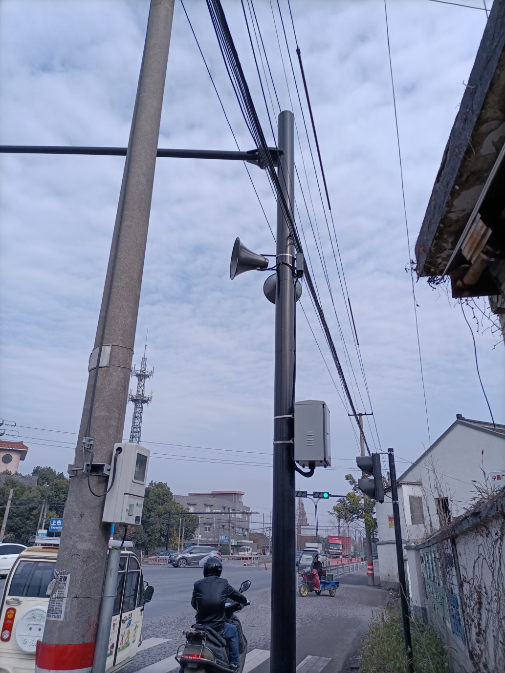 "这几天,在经过桐乡市崇福镇崇新线与青阳路交叉路口时,不少市民