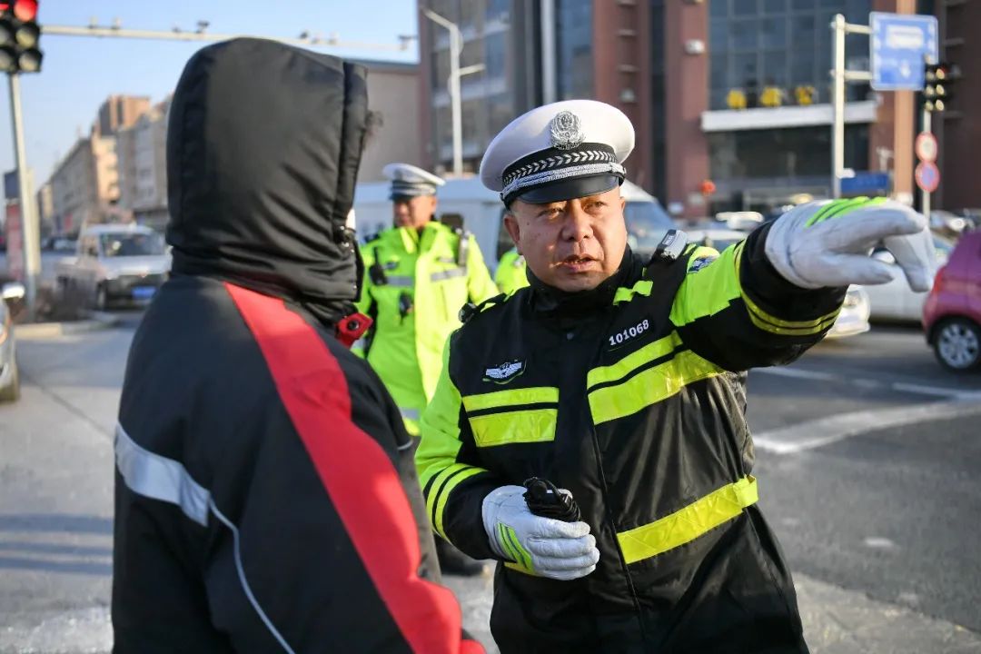 银川市公安局交通警察分局宣传科一级警长杨鸿胜 正在纠正快递小哥