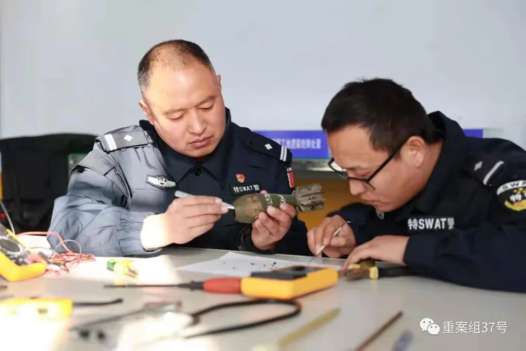 ▲郭保军(左)在与同事学习装备使用。受访者供图