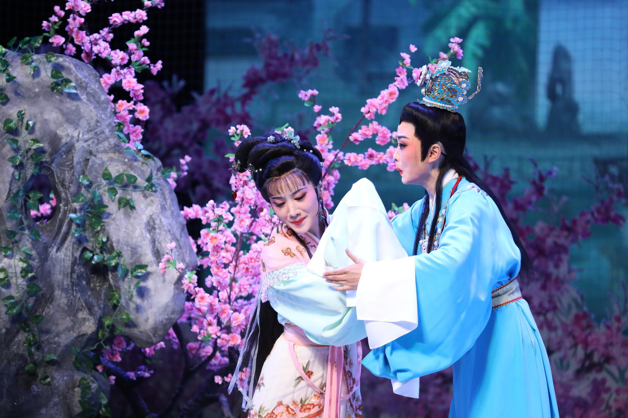 钱惠丽单仰萍组合久违归来这版红楼梦谢幕掀翻屋顶