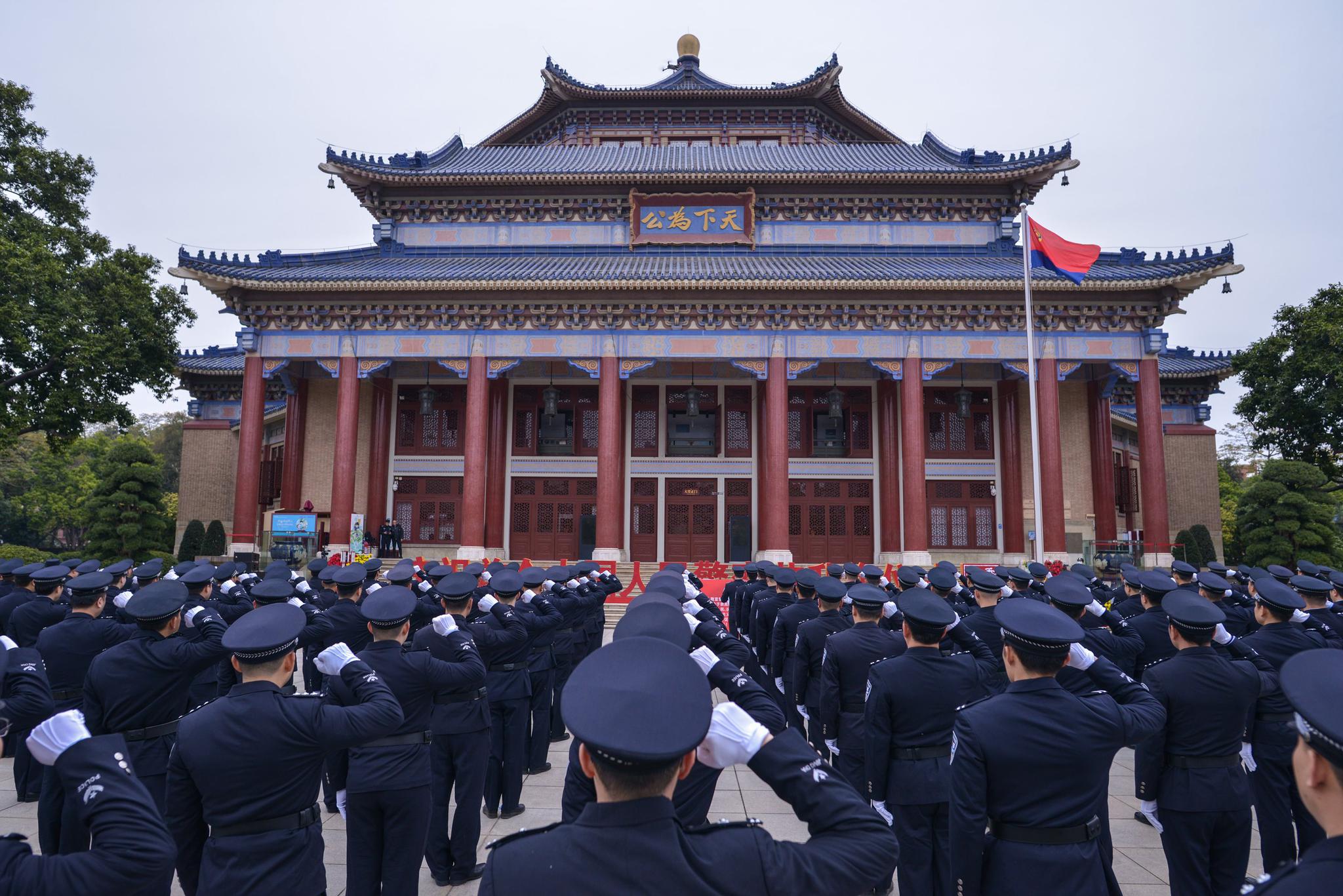 首个中国人民警察节,广州市公安局越秀区分局在此举办升警旗,唱警歌和