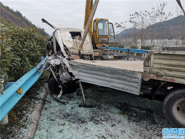 遵义境内一货车爆胎侧翻 车上玻璃变玻璃渣阻断公路