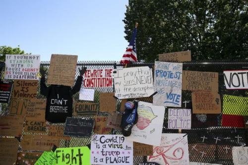 (美国白宫北部拉斐特公园铁栅栏上的"黑命贵"抗议标语 资料图)