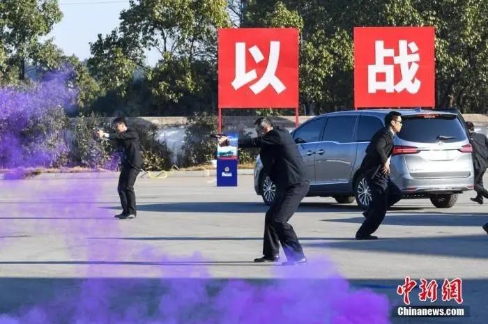 资料图：1月9日，湖南长沙，警务人员进行实战演习。 中新社记者 杨华峰 摄