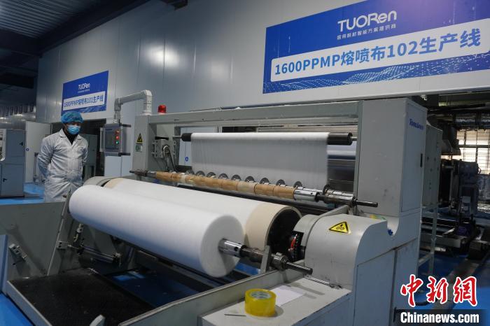 图为含季铵盐熔喷布生产线. 阚力 摄