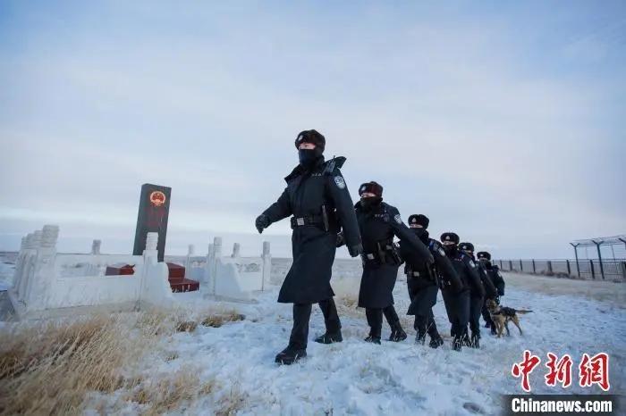 资料图：在边境执勤的移民警察。郭鹏杰 摄