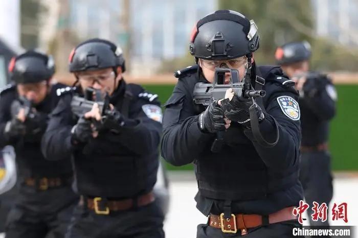 资料图：南京铁路公安处特警支队民警表演战术动作演练。泱波 摄