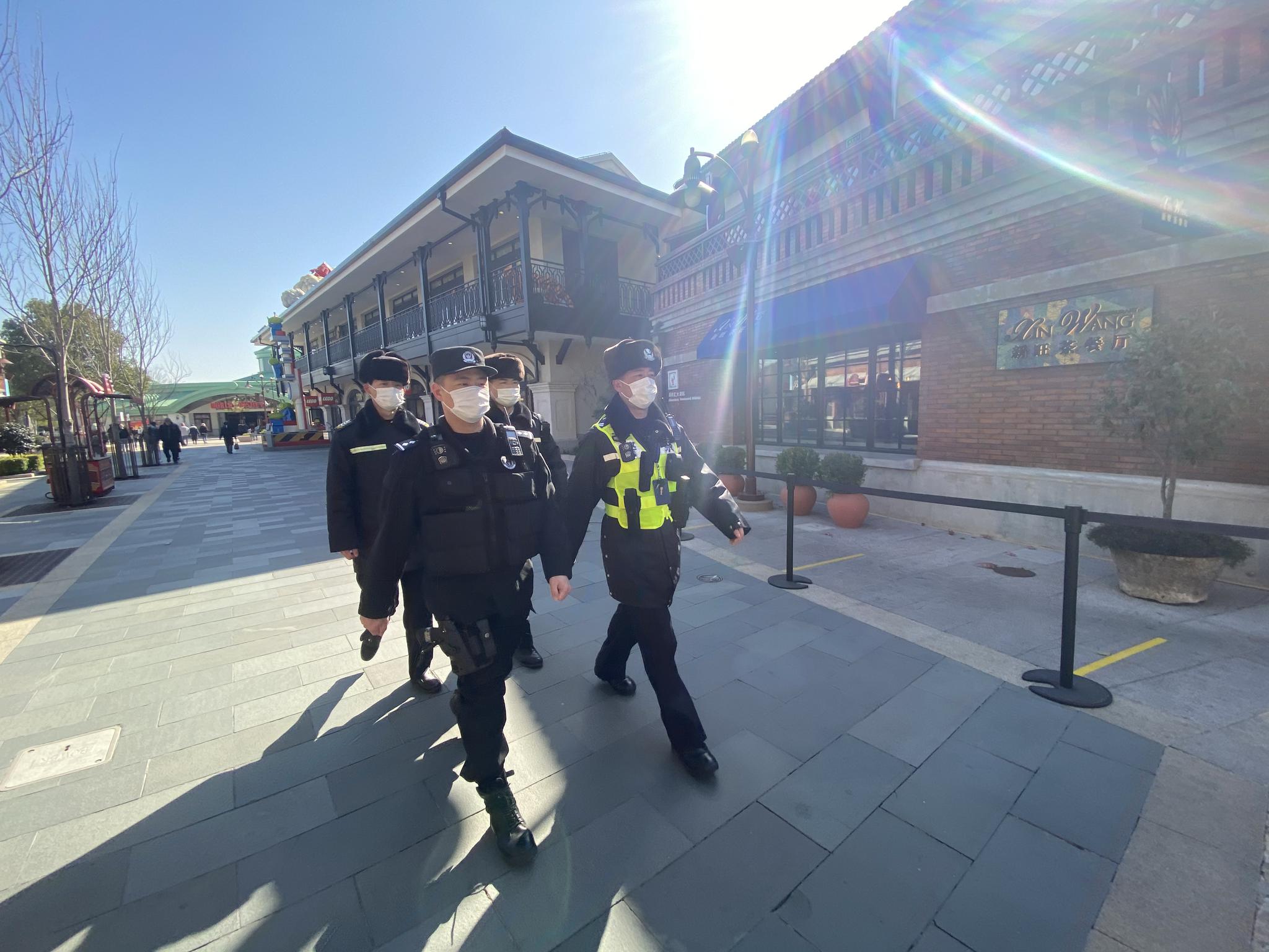民警在迪士尼小镇巡逻