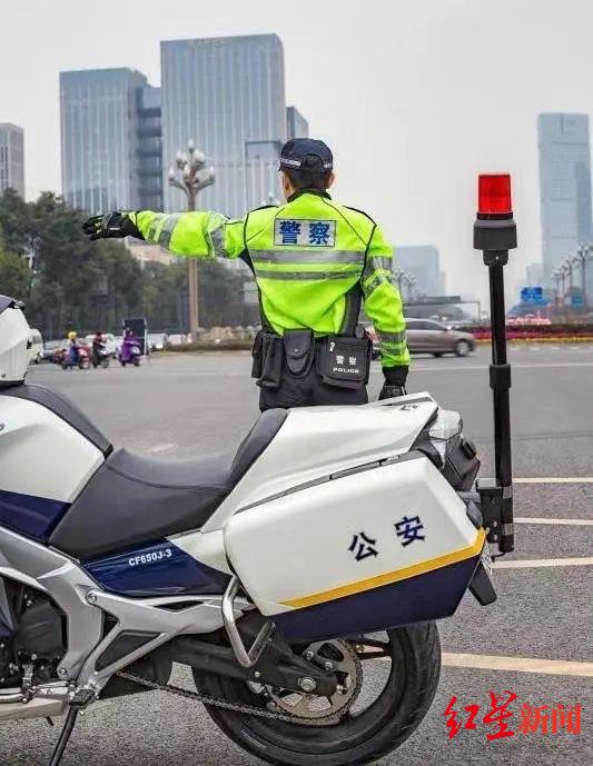 看成都交警这组老照片感受人民警察背后的无悔誓言