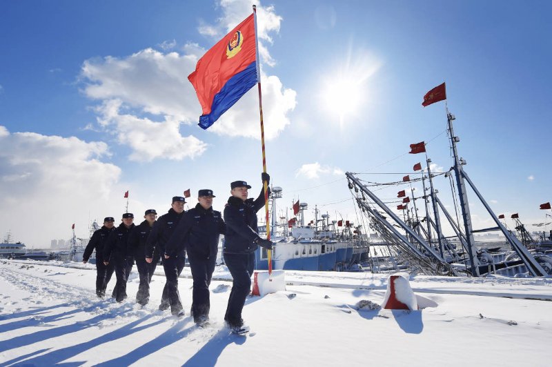 年1月10日,烟台市公安局海岸警察支队组织开展"警旗飘扬铸警魂"活动