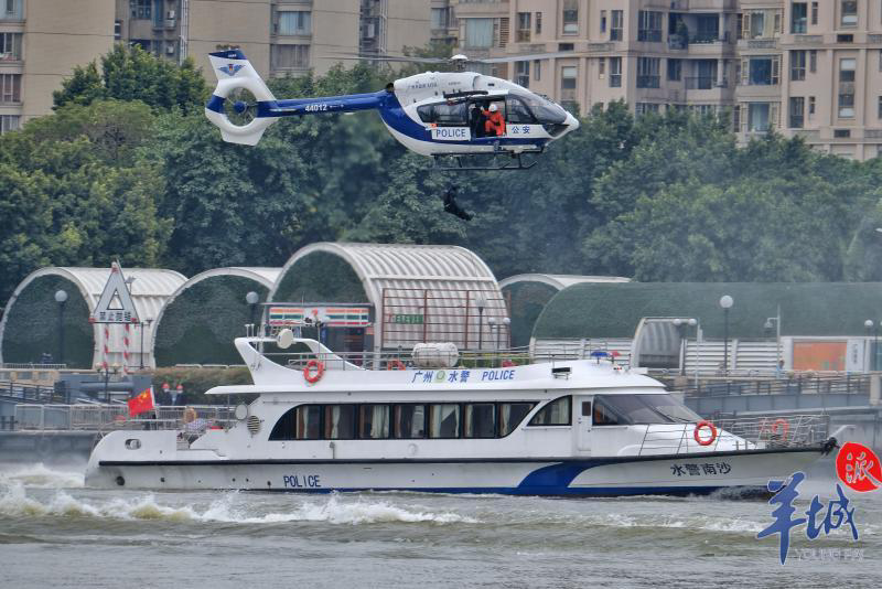 模拟珠江上一艘船艇出现被劫持的突发状况,广州特警索降安全解救人质