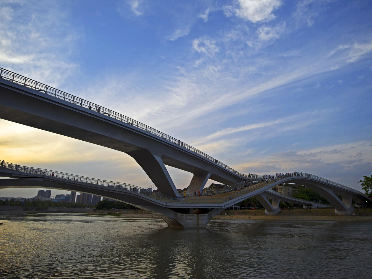 2020年5月18日,五岔子大桥上的游人.