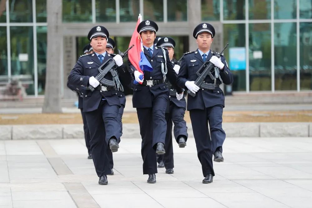 今天是首个"中国人民警察节",市公安局在警训处举行升旗仪式