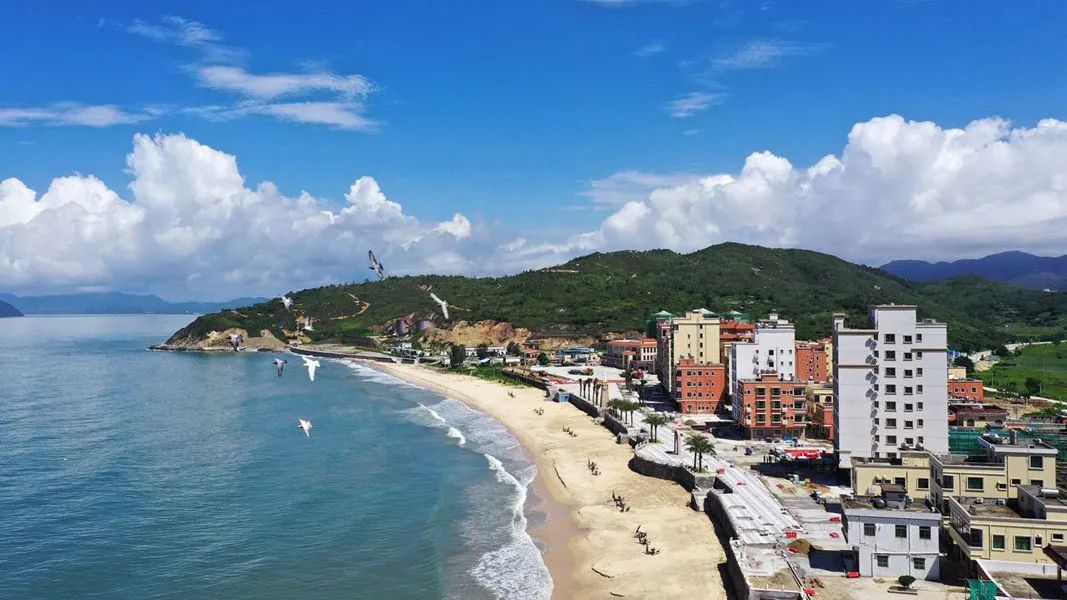 百安半岛位于深圳市深汕特别合作区鲘门镇百安村,三面环深汕湾,依山傍