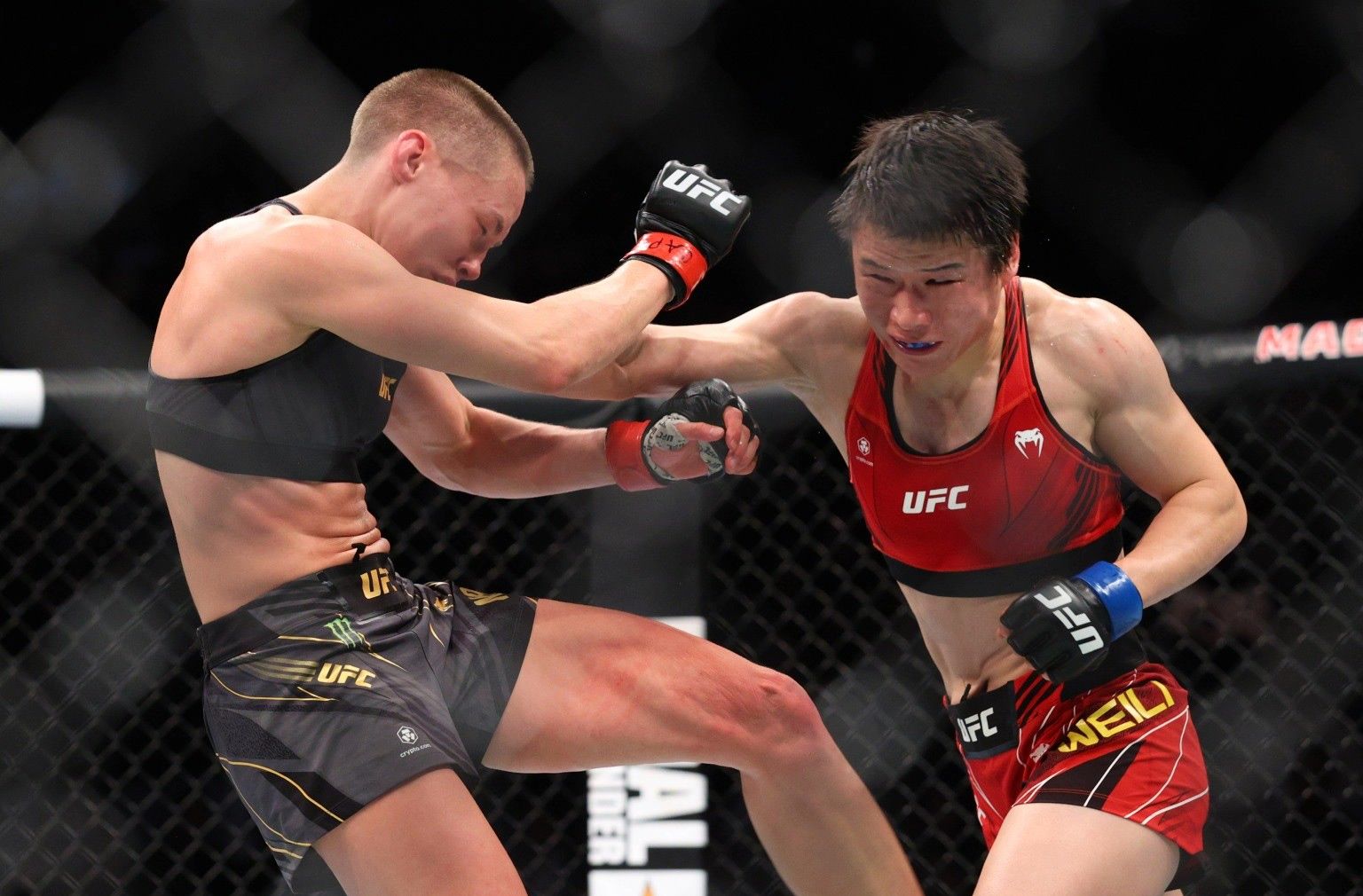 张伟丽摔跤进步了站立技术仍显粗糙专家可以师从邹市明方便