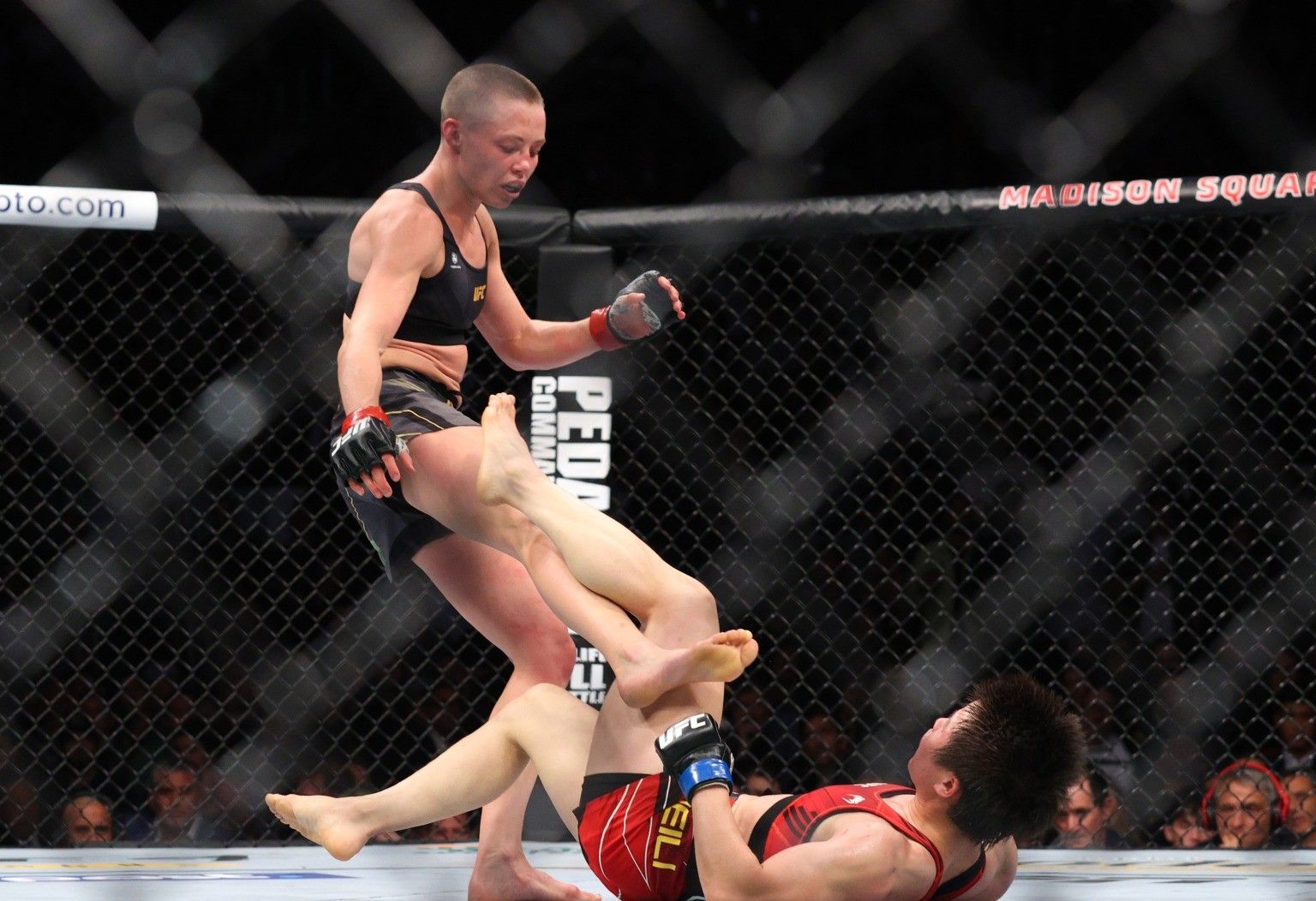 张伟丽摔跤进步了站立技术仍显粗糙专家可以师从邹市明方便