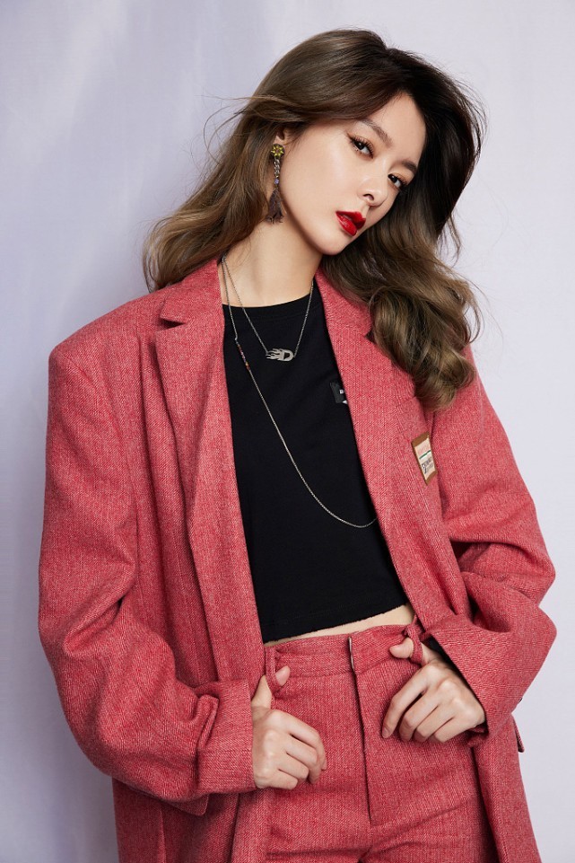 傅菁真是自带的气场穿桃红色西装也帅气十足但又不失妩媚气息