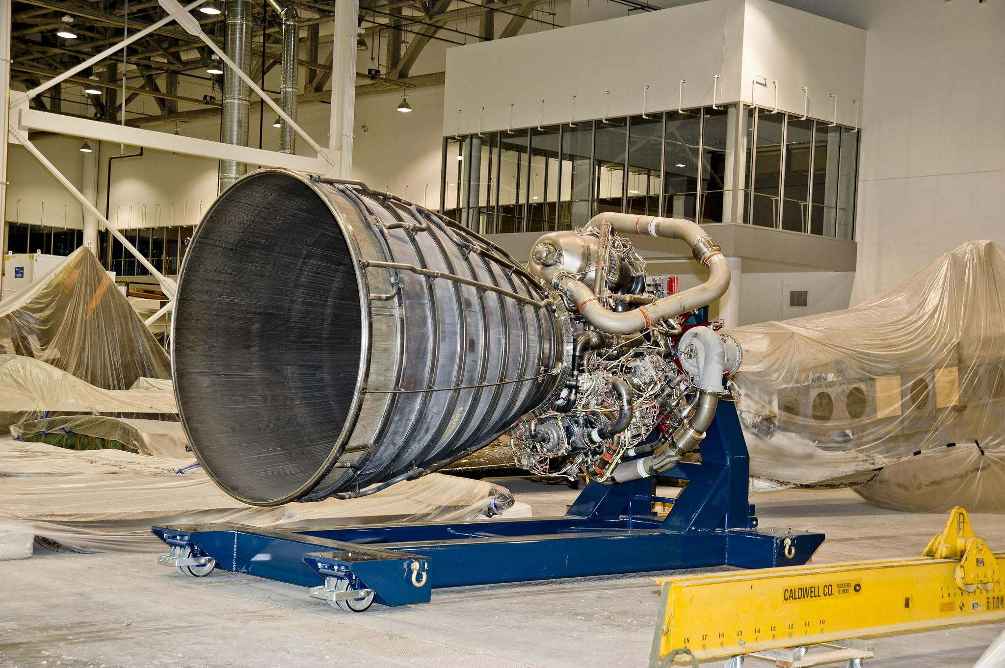 能产生40万磅推力的航天飞机分级燃烧氢氧发动机构造简介