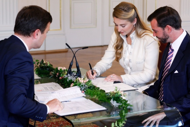 卢森堡王室最新全家福40岁寿星不留胡须帅气夏尔小王子超可爱