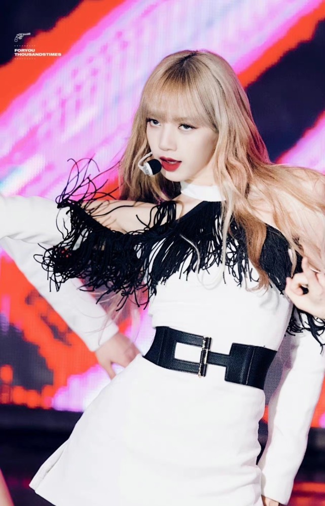 lisa最新自拍曝光首次挑战粉发色变身甜妹十分可爱