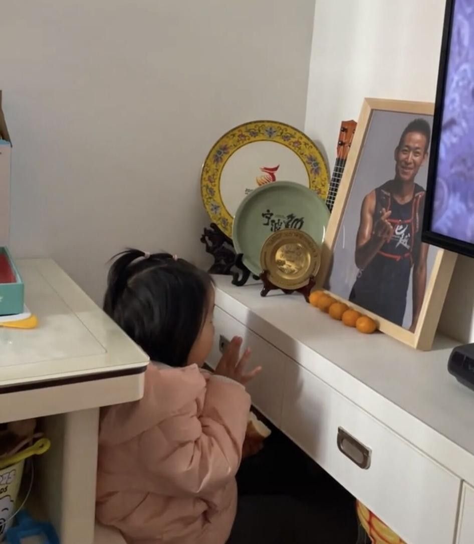 运动员梁晶逝世6月,女儿盯着父亲照片好心疼,老婆仍走不出悲伤休闲区蓝鸢梦想 - Www.slyday.coM