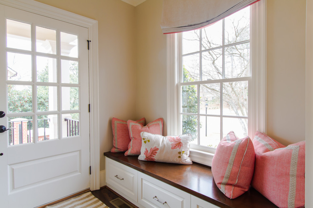 欧式风的装修会比较轻奢大气,这种情况下在布置飘窗,可以把窗户做成