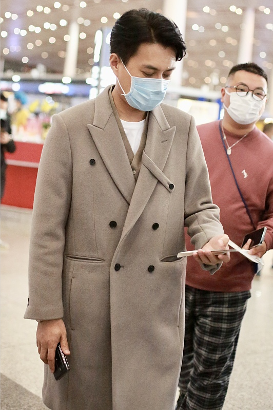 穿卡其色风衣温润如玉,一点不显老|大衣|靳东|卡其色_新浪新闻