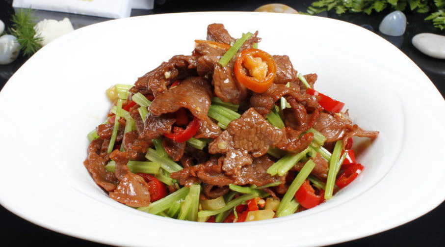 双色辣椒炒牛肉椒香美味香辣爽口超级快来试试吧