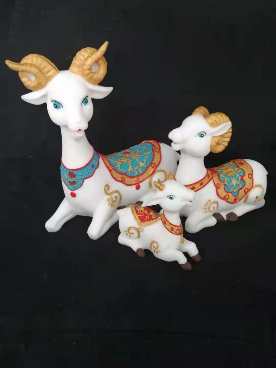 最奇妙的是,他们还把盐制做成一件件精美的工艺品——盐雕,乌兰县的"