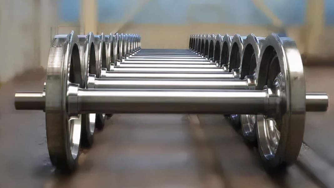 重达15吨的火车轮子是如何拼装起来的