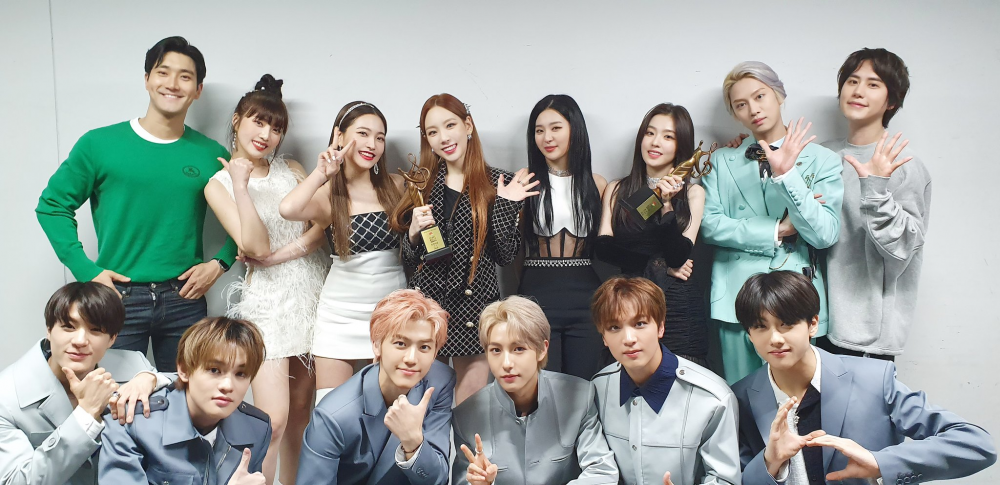 sm这次并不只是为某一个艺人团体创建虚构世界,而是要将旗下的众多