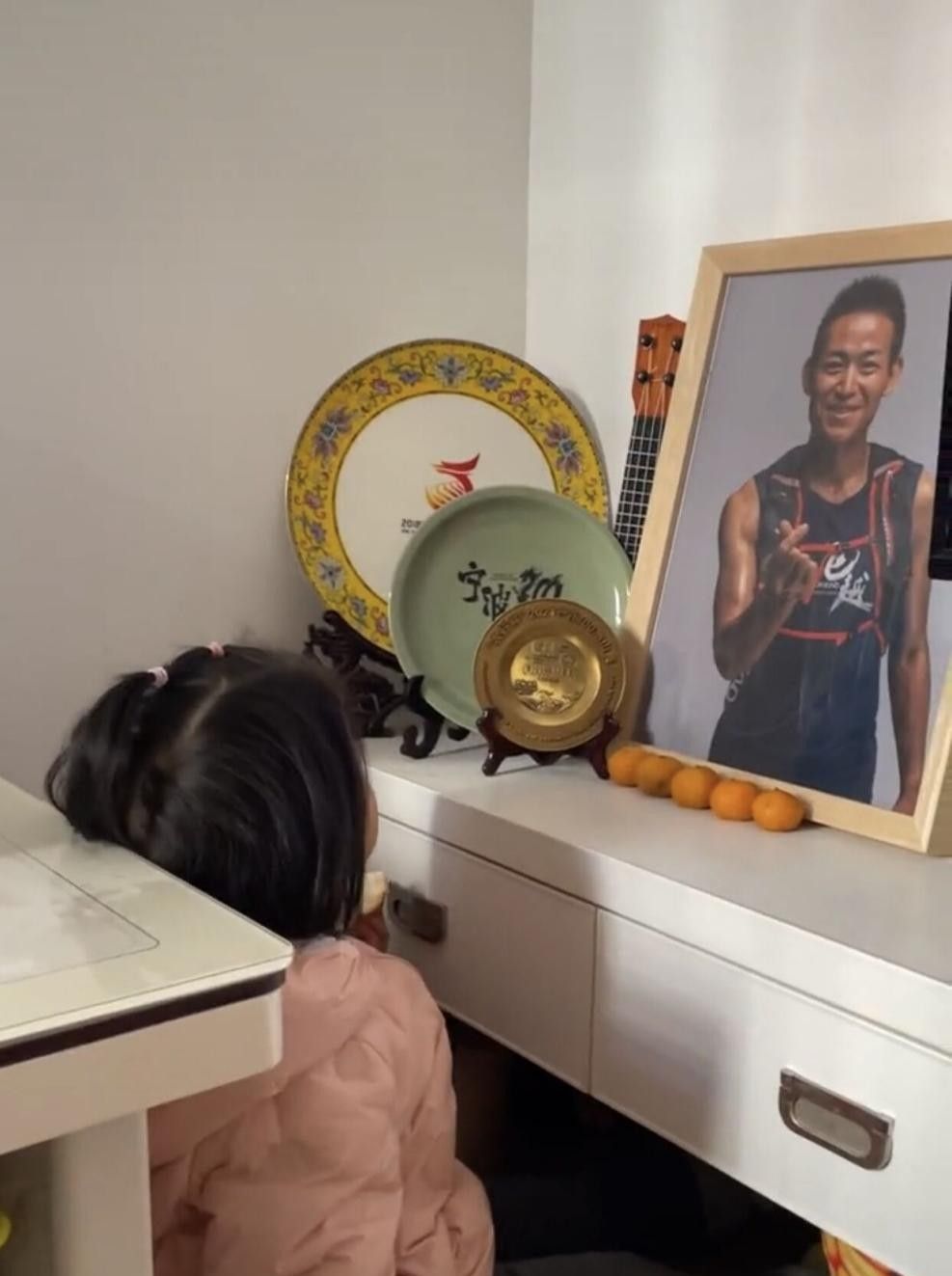 运动员梁晶逝世6月,女儿盯着父亲照片好心疼,老婆仍走不出悲伤休闲区蓝鸢梦想 - Www.slyday.coM