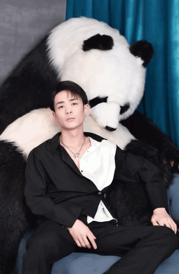 甜宠短剧我在虐文撩男神反派霸总肖慕尘引关注